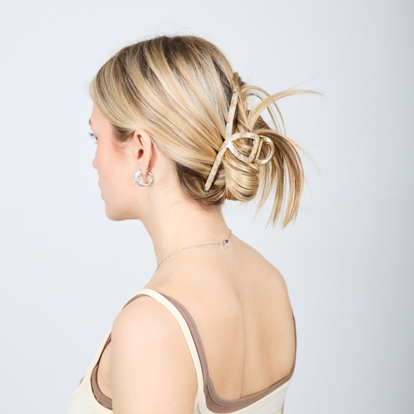 LARGE LOOP HAIR CLIP BEIGE