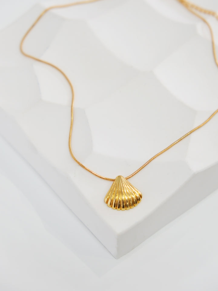 SHELL PENDANT GOLD PLATED NECKLACE