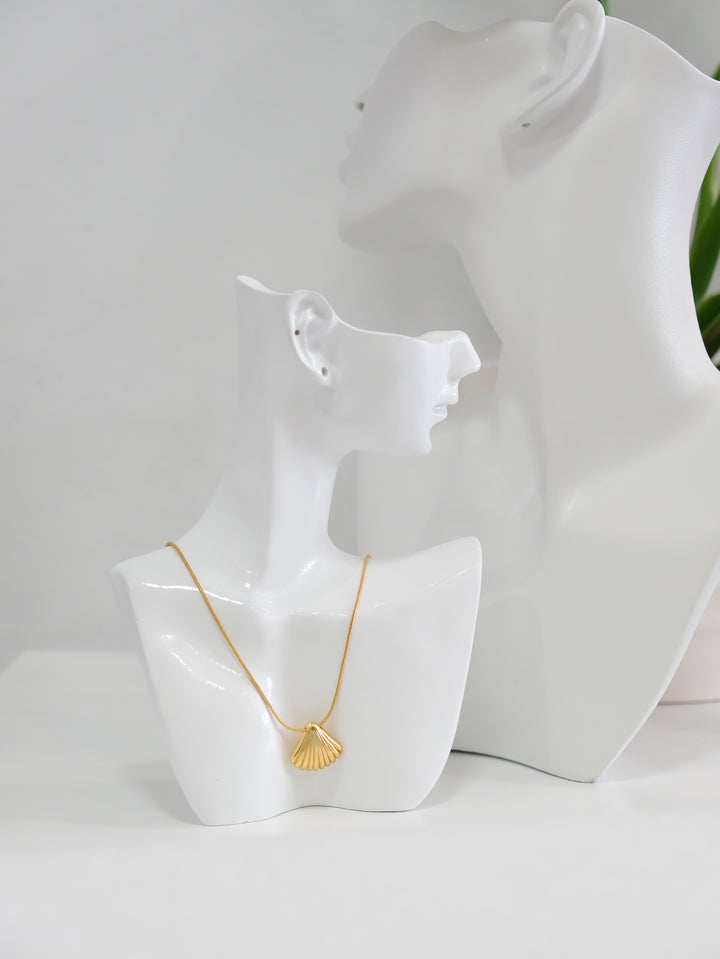 SHELL PENDANT GOLD PLATED NECKLACE