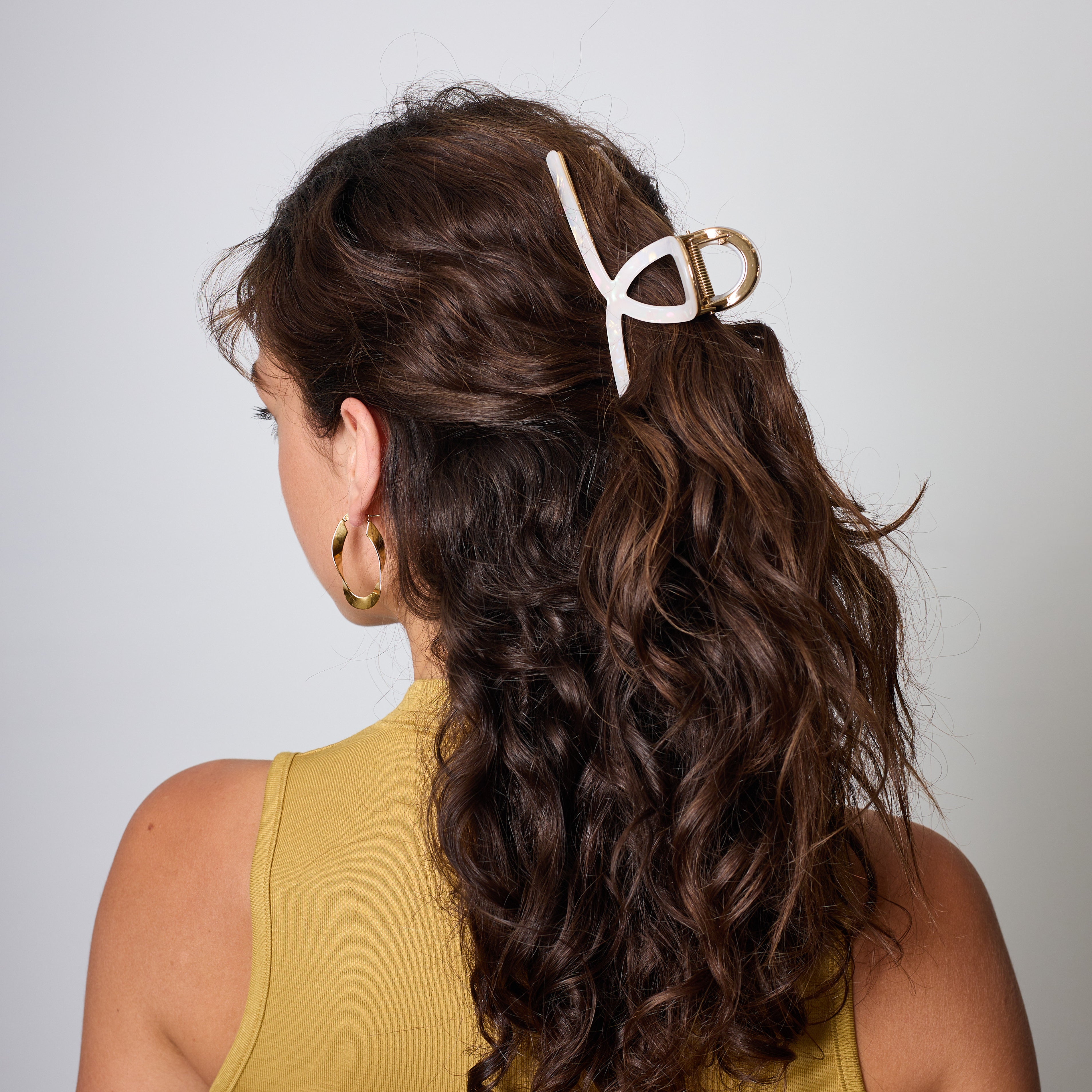 LARGE LOOP HAIR CLIP WHITE – GirlsOnTop Collective